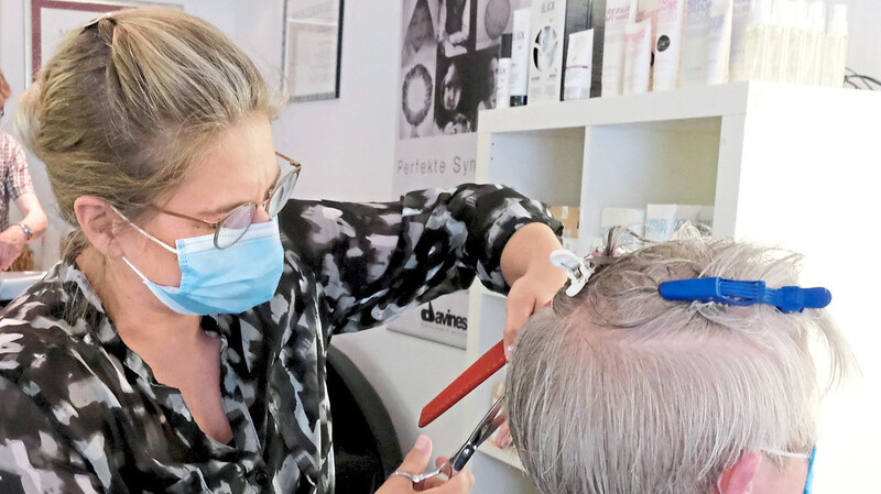 Friseurobermeisterin Daniela Zorn bringt die Haare ihrer Kunden seit Montag wieder in Form. Sie selbst trägt die Haare geschlossen: "Man soll sich so wenig wie möglich ins Gesicht fassen."
