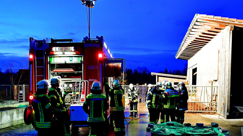 Mit Hilfe der Freiwilligen Feuerwehr Eitting und deren Löschwasservorrat konnte der brennende Heuballen schnell und problemlos gelöscht werden.