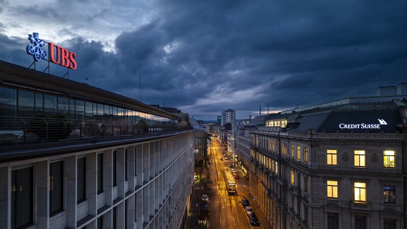 Eine Luftaufnahme zeigt die Hauptsitze der Schweizer Banken Credit Suisse ( und UBS, links, am Paradeplatz. Was derzeit passiert, ist ziemlich genau das Gegenteil von dem, was sich bei der Finanzkrise 2008 abgespielt hat, kommentiert unser Autor.