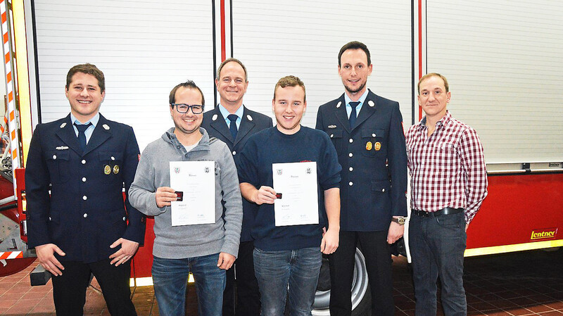 Vorsitzender Stefan Kellerer mit Löschmeister Stefan Hufnagl, Kommandant Erich Bartholomäus, Neumitglied Josef Kapplmeier, 2. Kommandant Stefan Siglhofer und dem gemeindlichen Feuerwehrreferenten Matthias Obster (v.l.).