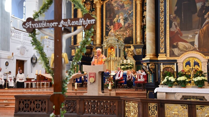 Erschöpft, aber glücklich am Ziel in Altötting: Pilgerführer Josef Drescher dankt in Vor-Corona-Zeiten nach einem Festgottesdienst in der Basilika St. Anna allen Teilnehmern der Straubinger Wallfahrt.