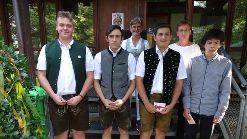 Die Jahrgangsbesten zusammen mit ihren Klassenlehrerinnen Barbara Wittl und Kerstin Avril (hinten, von links).