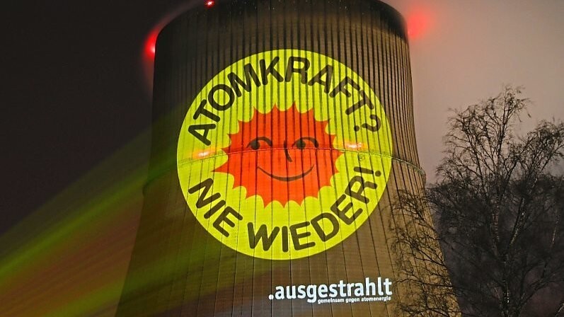 Der erste Widerstand kommt mit der "Atomkraft? Nein danke"-Bewegung auf.