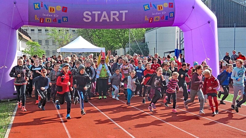 Diese Bilder wird es auch in diesem Jahr auf dem Gelände des Hans-Carossa-Gymnasiums nicht geben. "Kinder laufen für Kinder" muss Pandemie-bedingt zum zweiten Mal in Folge abgesagt werden. Alternativ kann man sich aber zwischen dem 13. und 16. Mai an der Online-Variante des Spendenlaufs beteiligen. Vom Erlös sollen diesmal lokale und regionale Projekte finanziell unterstützt werden.