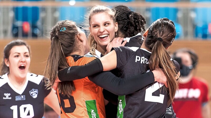 Im Lager von NawaRo Straubing gibt es nach dem sensationellen Sieg nur strahlende Gesichter. Die Volleyballerinnen um die Topscorerin der Partie, Anne Hölzig (M.), haben am Samstagnachmittag als krasser Außenseiter klar mit 3:0 beim SC Potsdam gewonnen.