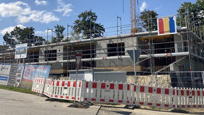 Der kommunale Wohnungsbau an der Ladehofstraße schreitet weiter voran. Dort entstehen zwölf Wohnungen; im kommenden Jahr soll der Bau fertig sein. Über einen Kriterienkatalog werden die Wohnungen vergeben; schon jetzt sei absehbar, dass die Nachfrage größer sei als das Angebot, so der Bürgermeister.