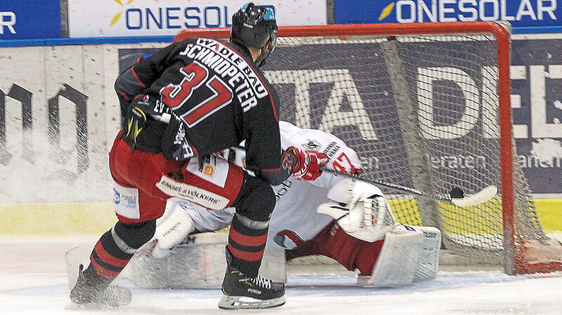 DER ERSTE STREICH! Nach tollem Pass von Tomas Plihal taucht Marc Schmidpeter (Nummer 37) völlig frei vor Hannovers Keeper Christoph Mathis auf und bringt seinen EV Landshut früh mit 1:0 in Führung.