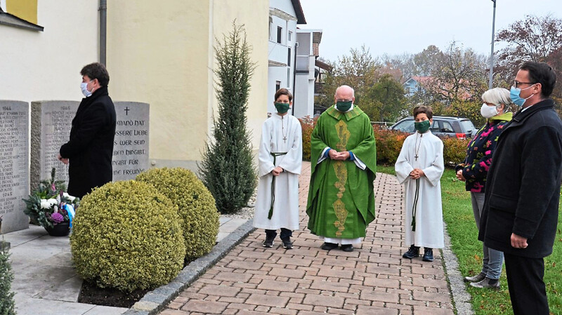 Kranzniederlegung in Salching durch Bürgermeister Alfons Neumeier mit Pfarrer i. R. Ludwig Bumes, 2. Bürgermeisterin Petra Grießbaum und 3. Bürgermeister Roland Plendl.