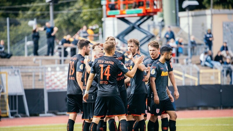 Der SSV Jahn Regensburg gewinnt das Spiel in Koblenz und steht in der zweiten Runde des DFB-Pokals.