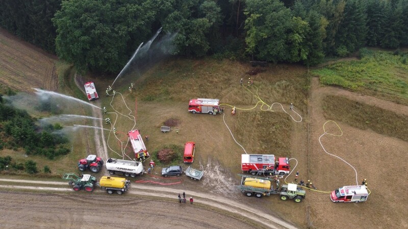 Landtechnik und Feuerwehrtechnik - die Kooperation klappte hervorragend.