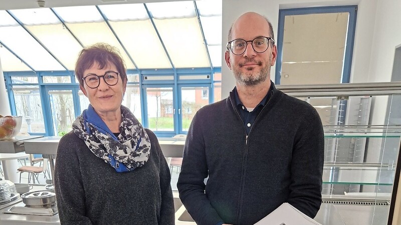 Lydia Ott, Café-Leiterin und zuständig für die Essensausgabe, und Valentin Stollberg in der Kantine des Café Rispetto.