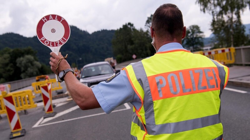 Die Grenzschützer haben es schwer: Wenn bei der Eingabe eines Namens mehrere Hundert Treffer aufgelistet werden, die noch dazu durch unvollständige Erkenntnisse aus den Mitgliedstaaten verfälscht wurden, führt das zu Lücken in der Kontrolle. (Symbolfoto)