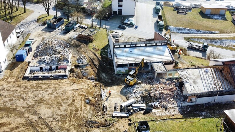 Ein großer Trümmerhaufen ist aktuell das gemeindliche Areal an der Bahnhofstraße und am Pfarrer-Spießl-Platz in Weiding. Die Firma Althammer geht mit großem Gerät gegen Wohnhaus, Garagen, Schulhaus-Erweiterung und Turnhalle vor.