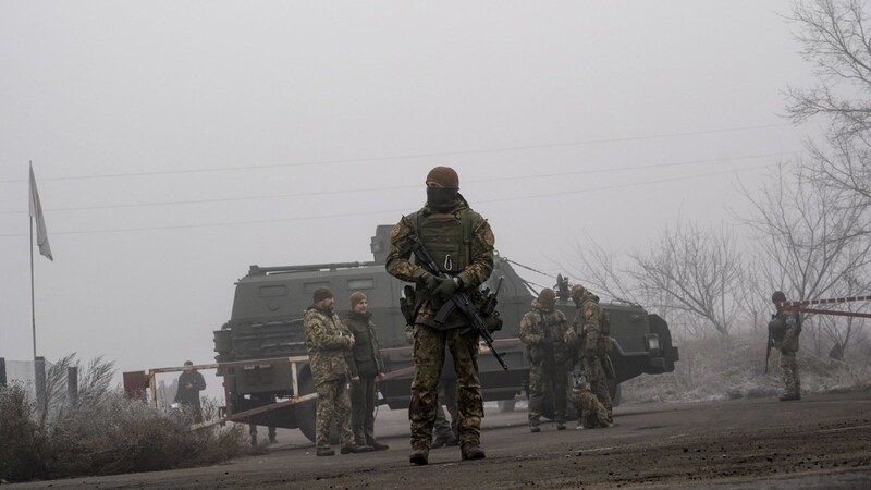 Über 13 000 Menschenleben haben die Kämpfe in der Ostukraine nach UN-Schätzungen bisher gekostet. Politische Annäherungen zwischen den Konfliktparteien, wie hier bei einem Gefangenenaustausch zwischen Russland und der Ukraine, sind selten.