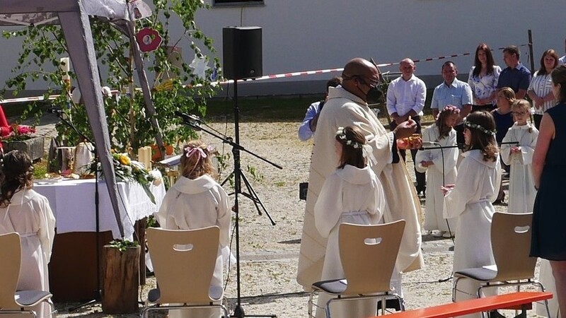 Die Kinder empfangen zum ersten Mal die Heilige Kommunion.