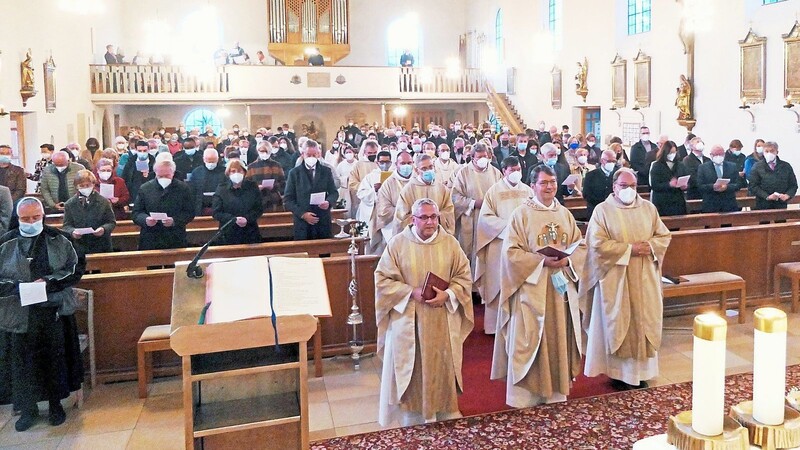 Beim feierlichen "Te Deum" sangen in der vollbesetzten Kirche (v.l.) Dekan Johannes Plank, Pfarrer Dieter Zinecker und Prodekan Stefan Altschäffel mit den Konzelebranten und Gästen der Amtseinführung.