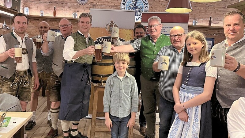 Beim Bieranstich im Preysinghof (v. l.): Braumeister Thomas Schweiger, Günther Eimannsberger, Anton Schweiger, Bürgermeister Hans Schmalhofer, Festwirt Klaus Richter, Brauereidirektor Holger Fichtel, Braumeister Günther Breitenfeldner, die Tochter von Klaus Richter, Arcobräu Gebietsverkaufsleiter Alex Strobl. In der Mitte der Sohn von Klaus Richter.