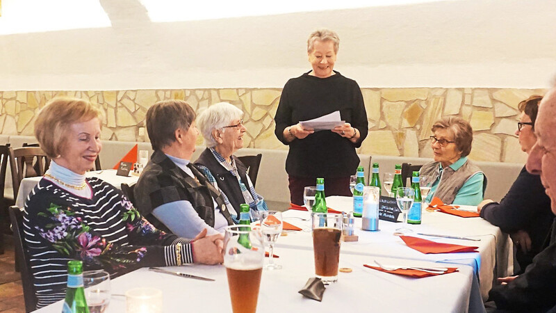 Museumsleiterin Renate Buchberger (stehend) präsentierte beim Jahresabschlusstreffen einen Besucherrekord und dankte den ehrenamtlichen Mitarbeitern.