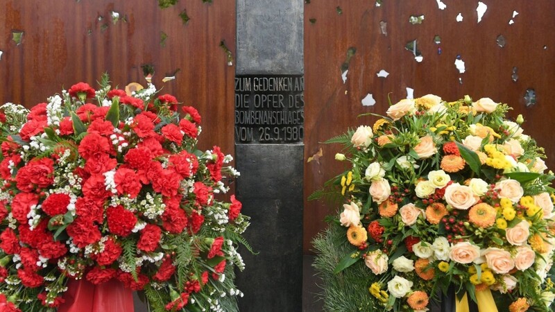 Blumen sind am Denkmal für die Opfer des Anschlags von 1980 am Haupteingang des Oktoberfests auf der Theresienwiese zu sehen.