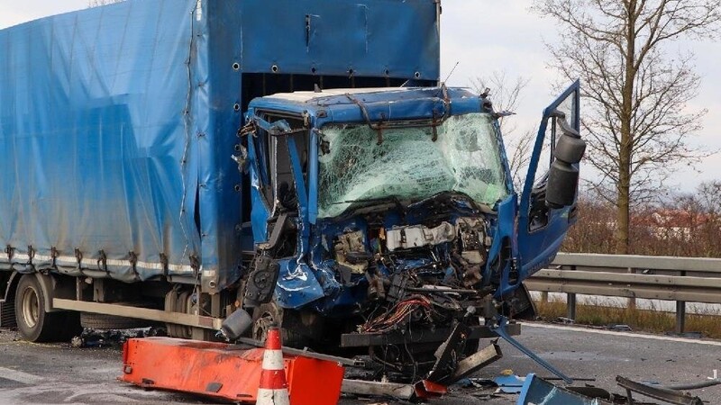 Am Autobahnkreuz Deggendorf ist am Montag ein schwerer Unfall passiert.