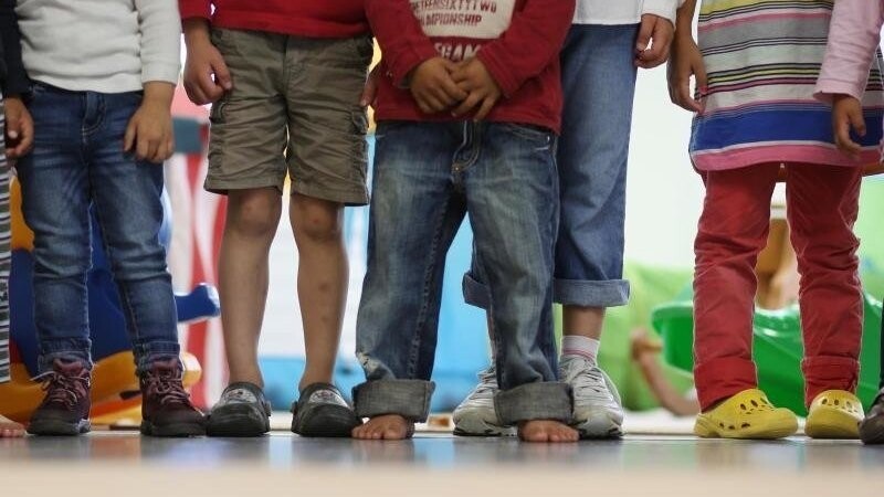 Kinder stehen im Rahmen eines Medientermins in einem Kindergarten.