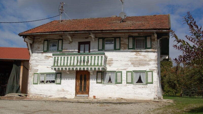 Dieses Bauernhaus in Mettenbach gibt es nun nicht mehr. In dieser oder nächster Woche sollen aber noch archäologische Grabungen