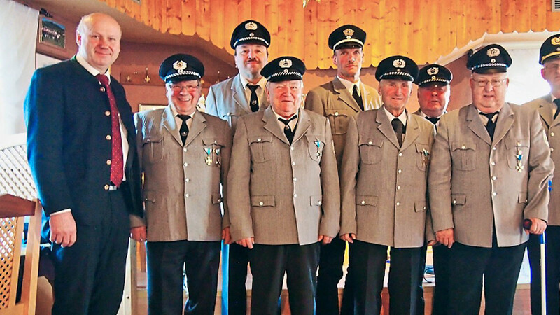 Bürgermeister Fritz Schötz (links) und der Vorsitzende Johann Haimerl (rechts) mit den Geehrten.