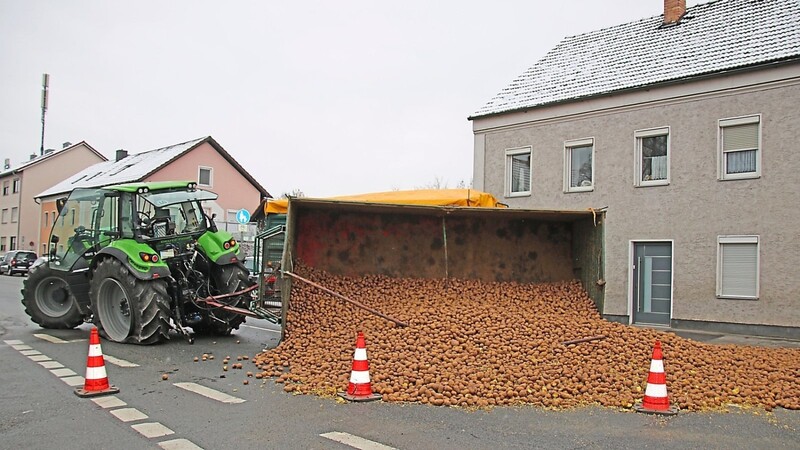 Die Ladung verteilte sich über die Straße.