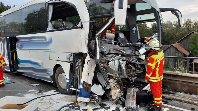 Ein schwerer Unfall hat sich auf der B15 im Landkreis Regensburg ereignet.