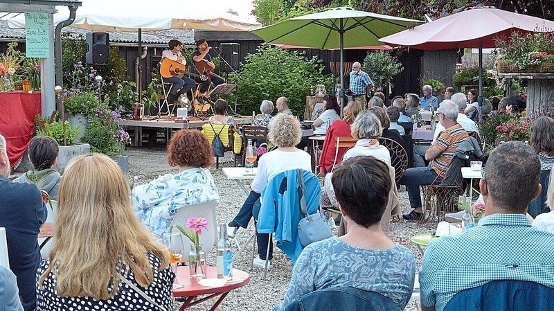 Ausverkauft: "Kultur im Zenzgarten" mit Tom und Häns in der Mühlbachgärtnerei Beubl. Als Bühnenprofis verstanden die Musiker auch das Spiel mit dem Publikum.