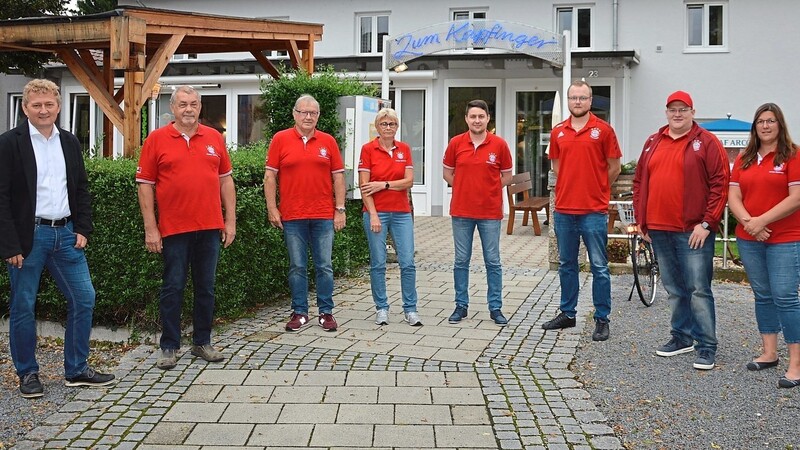 Der neue Vorstand des Fanclubs mit Bürgermeister Josef Beham (links): Vorsitzender Richard Gerl (v.l.), Sepp Weinberger, Edith Schadenfroh, Sebastian Furtner, Bernhard Kantner, Jakob Gerl und 2. Vorsitzende Sonja Ruscheinski.