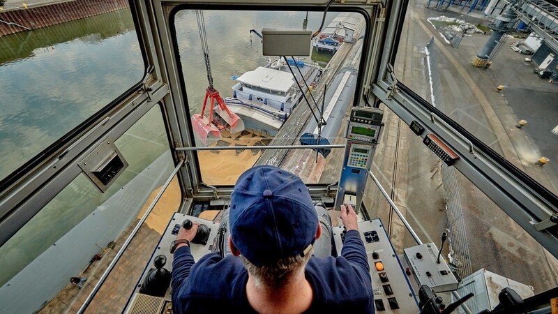 Der Hafen Straubing mit seiner hoch qualifizierten Crew ist auf Biomasse-Logistik spezialisiert und fungiert als europäische Drehscheibe für die Binnenschifffahrt.