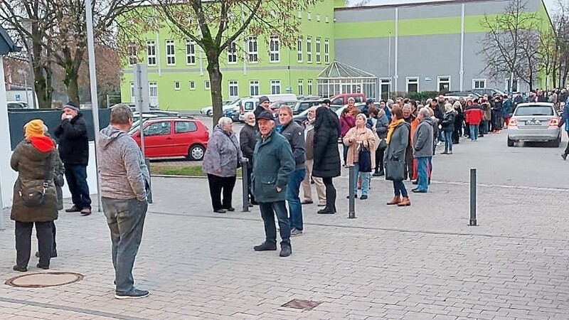 Impfwille stehen Schlange, um sich ihren Pieks in der Stadthalle abzuholen .