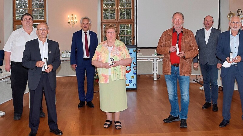 Rudelzhausens Bürgermeister Michael Krumbucher (l.) und Landrat Helmut Petz (3.v.l.) mit den Geehrten aus Rudelzhausen Paul Walter, Maria Pichlmaier und Reinhold Niedermayer in Vertretung für Rosa Niedermayer sowie Paunzhausens Bürgermeister Johann Daniel mit dem Geehrten aus seiner Gemeinde, Günter Steiner.