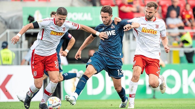 Den 1. FC Köln und Mark Uth (M.) in der 1. DFB-Pokalrunde in Schach gehalten, versuchen die Jahn-Spieler um Jan Elvedi (l.) und Benedikt Gimber, auf dem Weg ins Achtelfinale mit Fortuna Düsseldorf den nächsten Riesen vom Rhein aus dem Weg zu räumen.