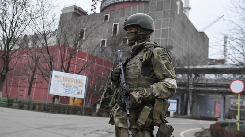 Die Berichte über Kampfhandlungen am ukrainischen Atomkraftwerk Saporischschja (Bild) oder russische Drohungen, Nuklearwaffen einzusetzen, lösen tiefe Besorgnis aus.