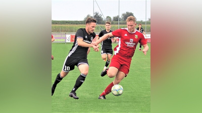 Der TSV Wartenberg (rot) hält die Farben im Ligapokal noch hoch.