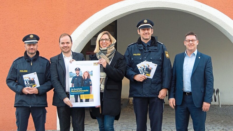 Aufruf zur Bewerbung für die Sicherheitswacht (v. l.): stellvertretender Polizeidienststellenleiter Michael Hörl, Karl Raster, der Geschäftsleiter der Stadt Mainburg, Ordnungsamtsleiterin Claudia Hausler, Polizeichef Martin Wuchterl und Bürgermeister Helmut Fichtner.