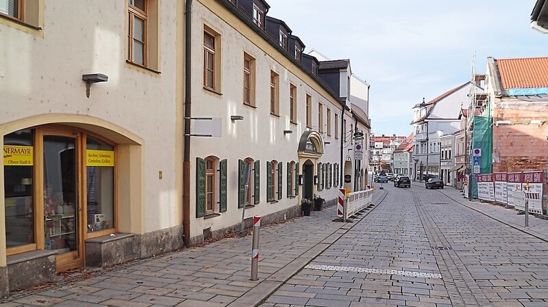 In das Haus Untere Stadt 11 (links) zieht der Second-Hand-Laden ein. Das Familienzentrum bekommt seine neue Bleibe schräg gegenüber in dem noch fertigzustellenden Gebäude Untere Stadt 5.