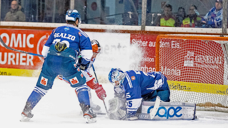 DURCHBLICK IM SCHNEETREIBEN: EVL-Torjäger Mathieu Pompei (M.) - hier bedrängt von Huskies-Verteidiger Mario Calzo - überlistete Keeper Gerald Kuhn in der 50. Minute zum 2:2-Ausgleich und erzielte in der Verlängerung auch noch den Siegtreffer.