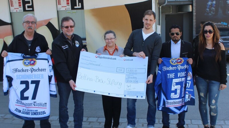 Gemeinsam Gutes tun (von links): Ewald Bauer mit seinem neuen Trikot, Stadionsprecher Peter Schnettler, Irmgard Bräu von der Bettina-Bräu-Stiftung, Tigers-Kapitän Sandro Schönberger, Mohammed Ali Hakami und Dolmetscherin Sana Abrouc.