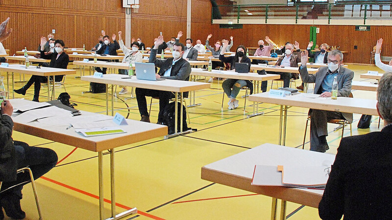 Alle haben die Hand gehoben: Der neuerliche Rekordhaushalt wurde einstimmig verabschiedet. Die Sitzung fand in der Labertalhalle statt.