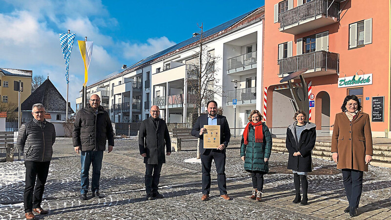 Bürgermeister Michael Ostermayr (v.l.), Sven Päplow, Bürgermeister Andreas Horsche, Bürgermeister Hans-Peter Deifel, zweite Bürgermeisterin Christa Popp, Eva-Maria Fuchs und Bürgermeisterin Andrea Weiß mit der neuen Urkunde.