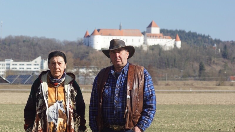 Waltraud und Johann Beausencourt verstehen die Welt nicht mehr: Sie sollen ihr Haus für den Flutpolder Wörthhof-groß aufgeben.