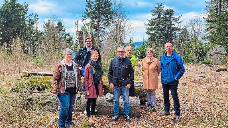 Kreisrätin Andrea Leitermann, Bezirksrat Stefan Christoph, die beiden Further Grünen-Stadträte Bernadette Gruber und Stefan Zeller, Robert Kurzmann vom Bund Naturschutz, Dr. Martina Löffelmann und Michael Doblinger (beide Kreisräte, von links) am Dachsriegel.