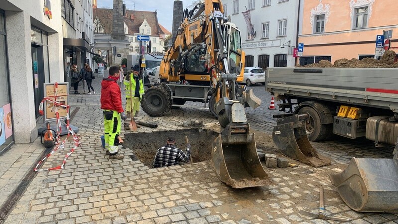 Wegen eines Wasserrohrbruchs musste am Freitagvormittag auf dem Ludwigsplatz in Straubing aufgegraben werden.