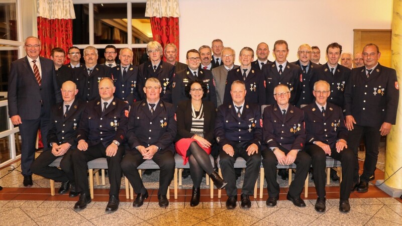 Die Geehrten für 40 und 50 Jahre aktiven Dienst (vordere Reihe re.), mit im Bild Landrat Franz Löffler, Feuerwehrführungskräfte und Bürgermeister der Geehrten