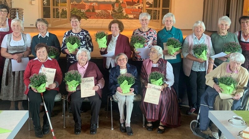 Die geehrten Mitglieder des Frauenvereins Velden mit dem Vorstandsteam Sandra Freiwald, Hildegard Schratzenstaller und Hildegard Köck.