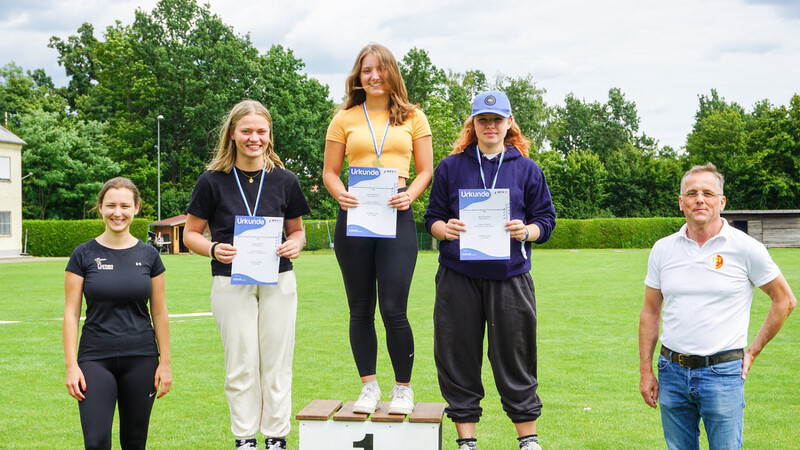 Bei der Siegerehrung im Jahrgang 2007/06 belegten die SSC-Damen die Podestplätze: Gold und damit den Meistertitel gab es für Elena Bauer (Mitte), den Vizemeistertitel holte Eva-Maria Renner und Bronze ging an Mona Fleischmann (r.).