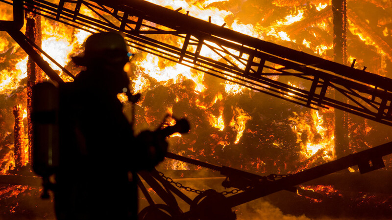 DIe Feuerwehr konnte den Brand in den frühen Morgenstunden unter Kontrolle bringen. (Symbolbild)